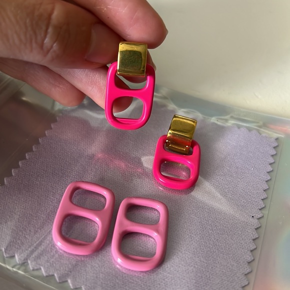 Bottle cap earrings with gold Hardware huggie earrings. Pastel pink & hot pink - Picture 4 of 4